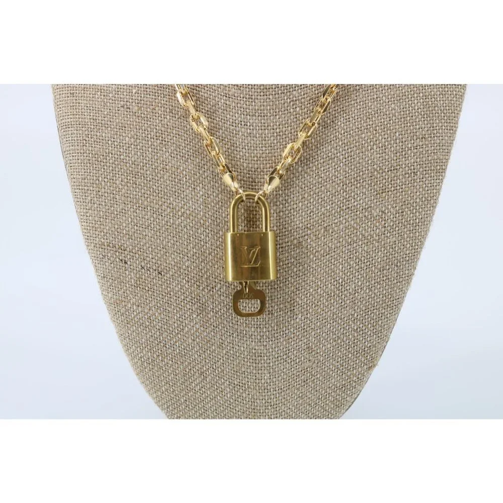 AUTHENTIC Louis Vuitton Lock and Key w 17 3/4 Gold Cable Second Hand Nec… - Picture 4 of 4